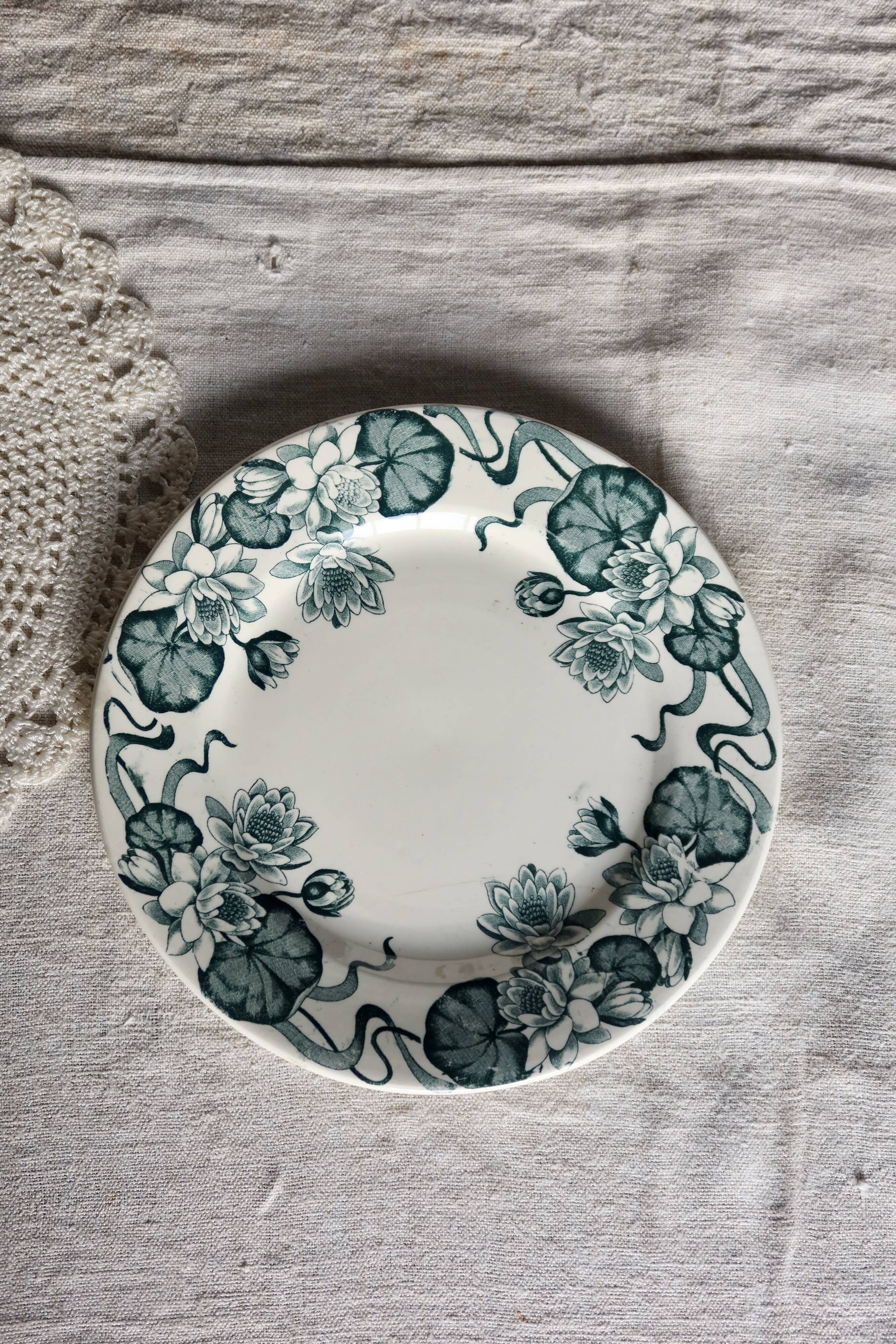 Assiette à dessert ancienne terre de fer Salins modèle Nénuphar