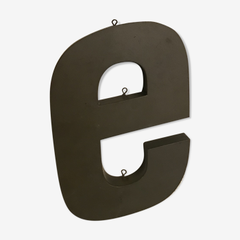 Lettre "e" en métal