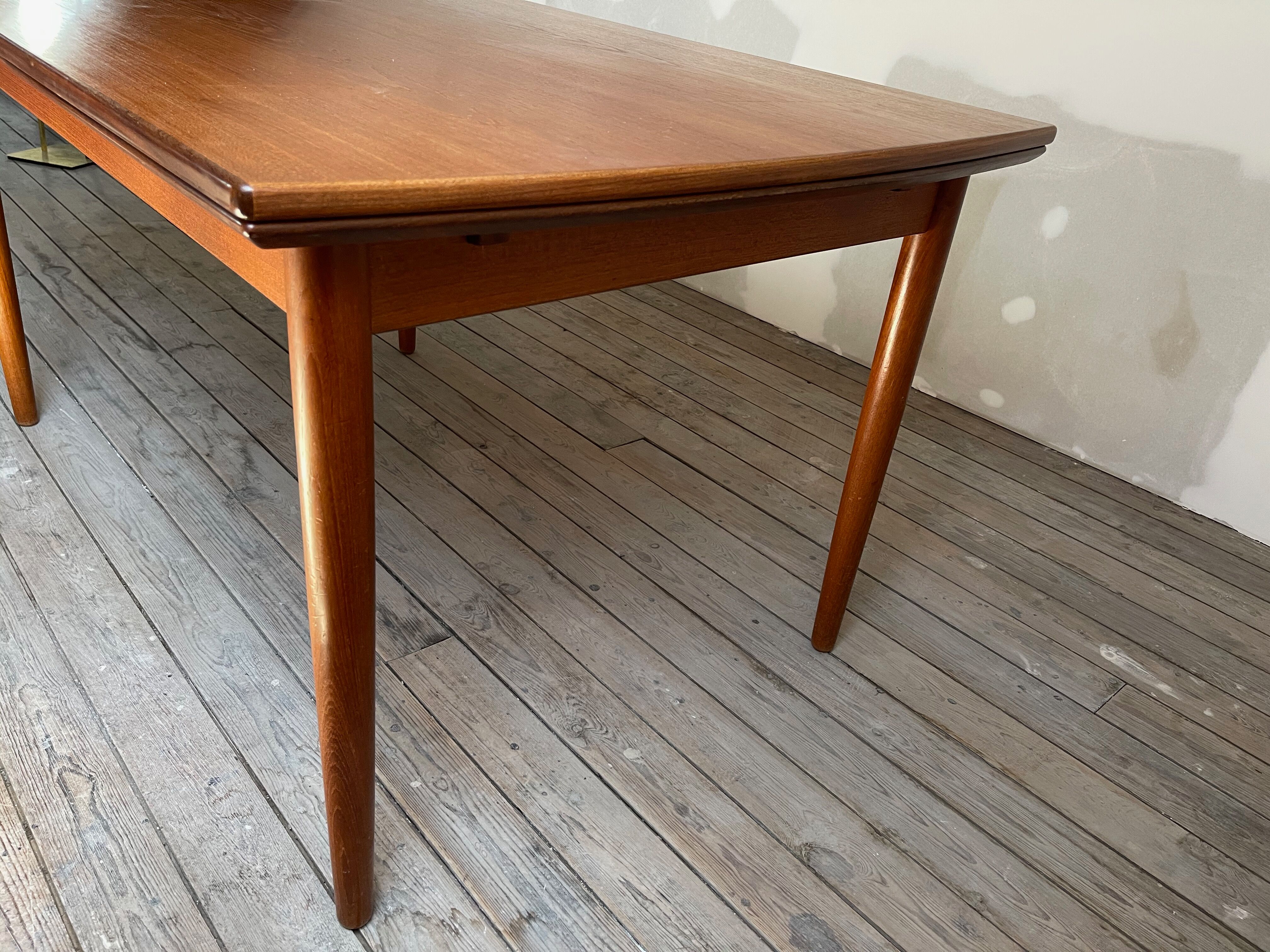 Scandinavian table in tack