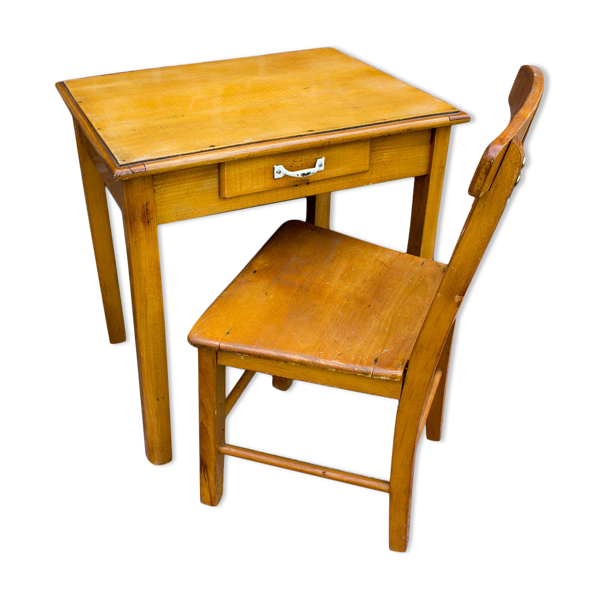 Vieille table d'enfant avec chaise