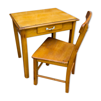 Vieille table d'enfant avec chaise