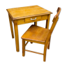 Vieille table d'enfant avec chaise
