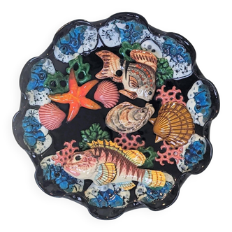 Plat assiette en porcelaine en trompe l'œil en faïence polychrome Vallauris à décor poissons de mer.