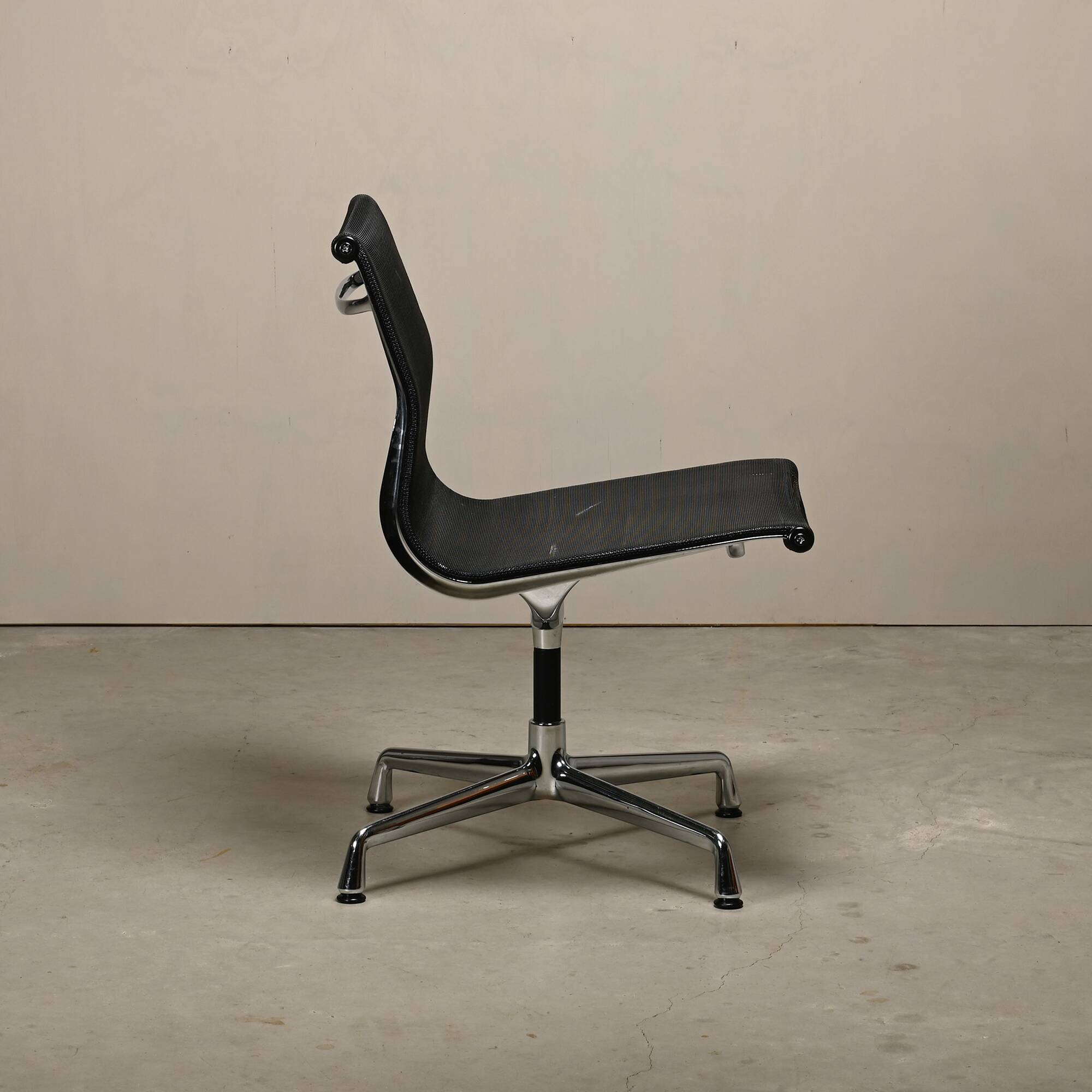 Eames Aluminum Group EA106 Dining Chairs in Black Netweave Mesh, Vitra