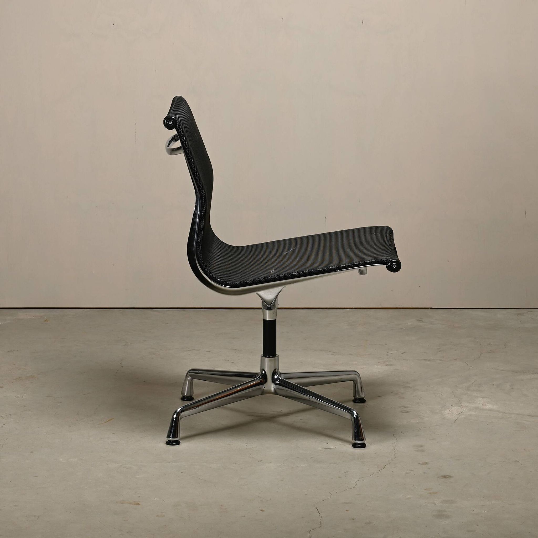 Eames Aluminum Group EA106 Dining Chairs in Black Netweave Mesh, Vitra