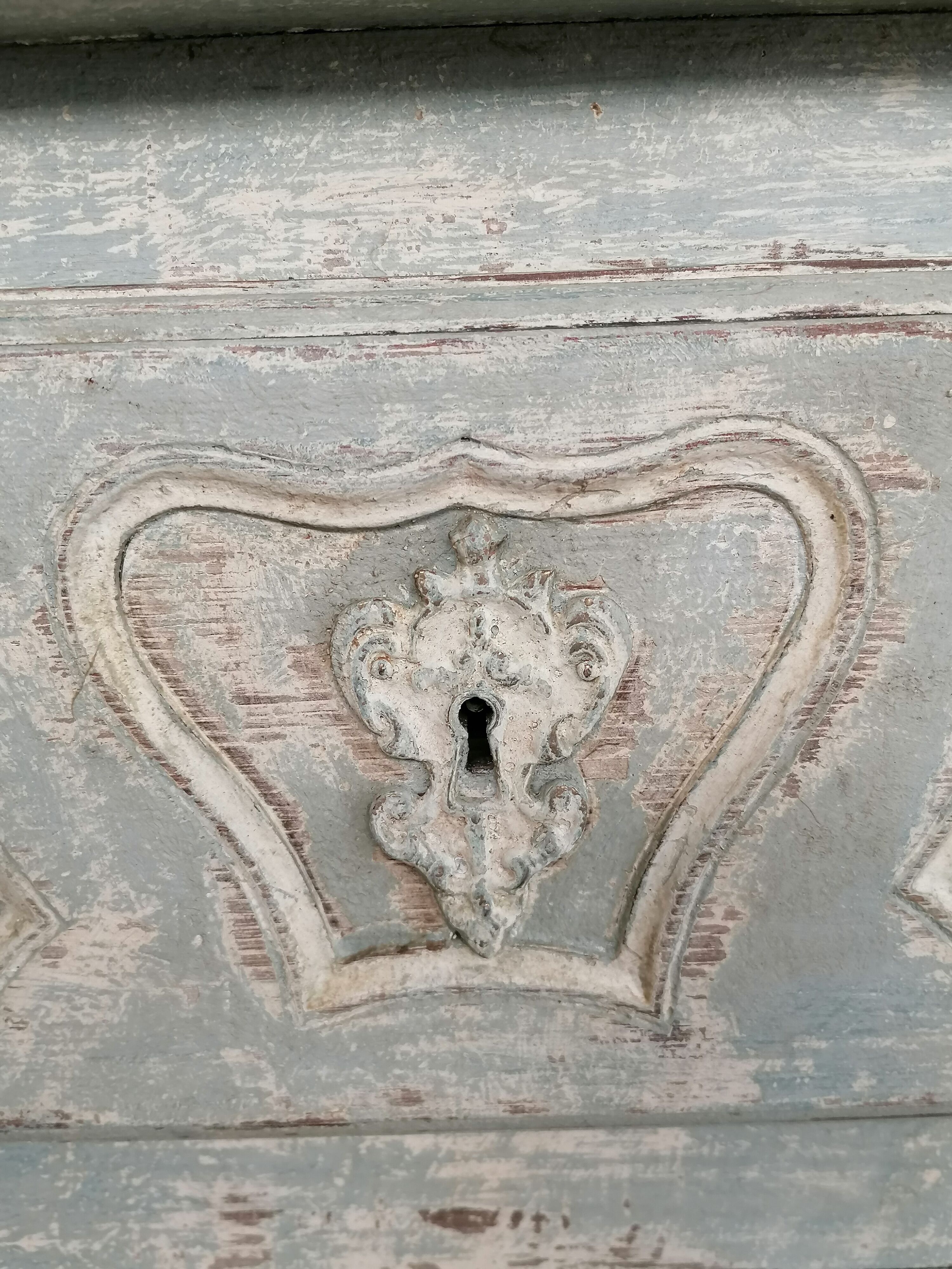 Commode de style Louis xv patiné