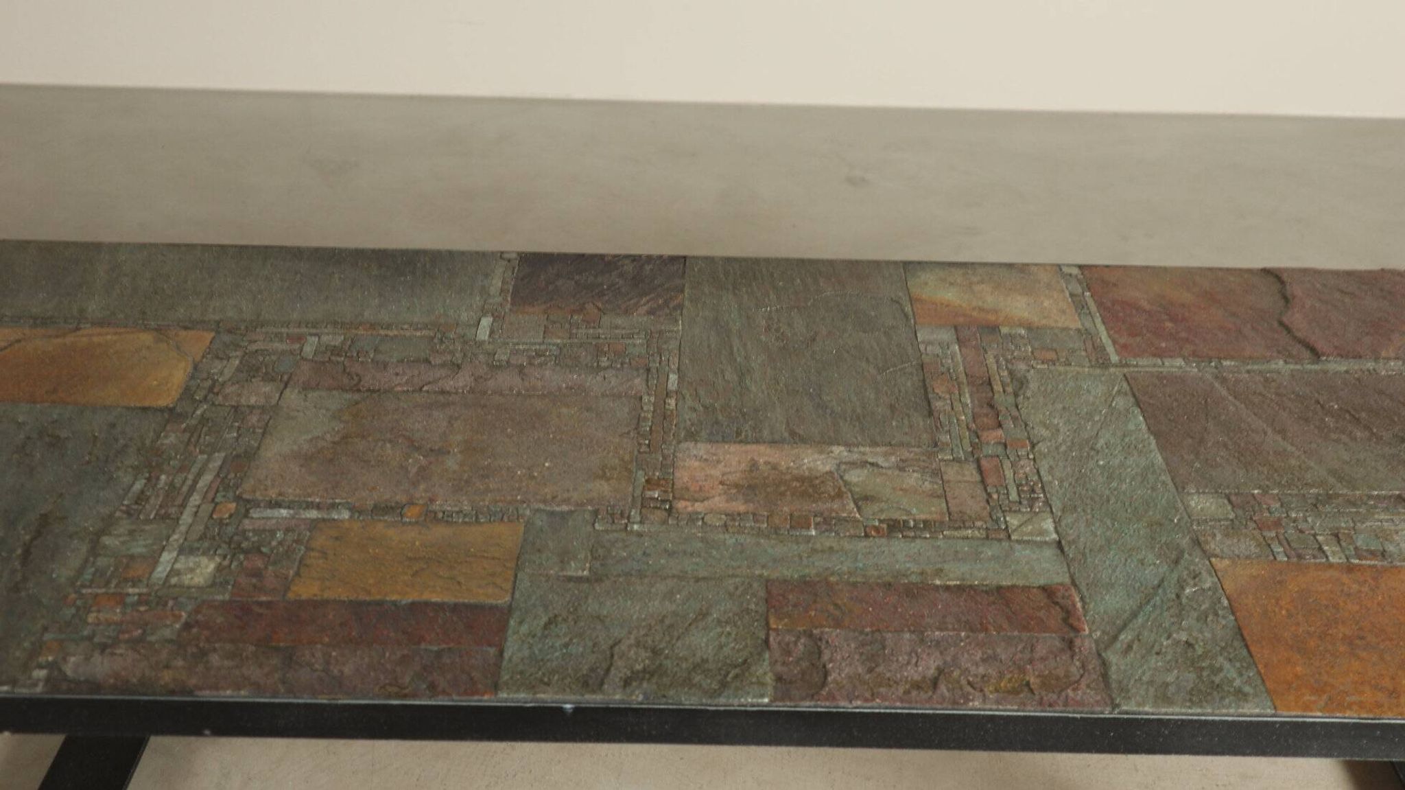 Table basse postmoderne par Pia Manu, Belgique