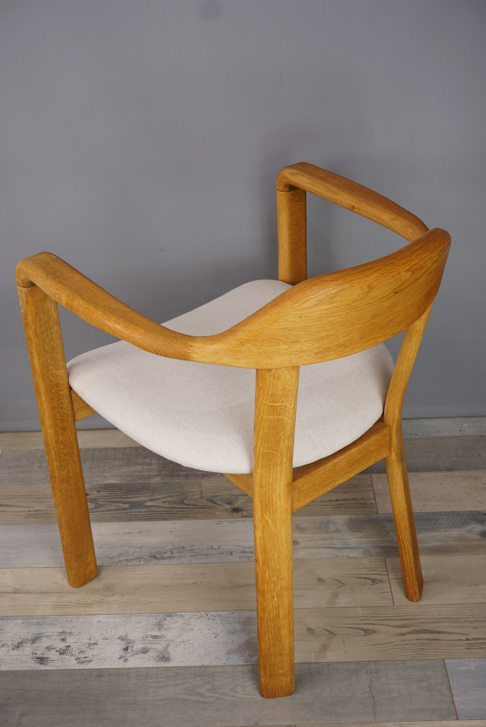 Suite de 4 fauteuils en chêne et tissu