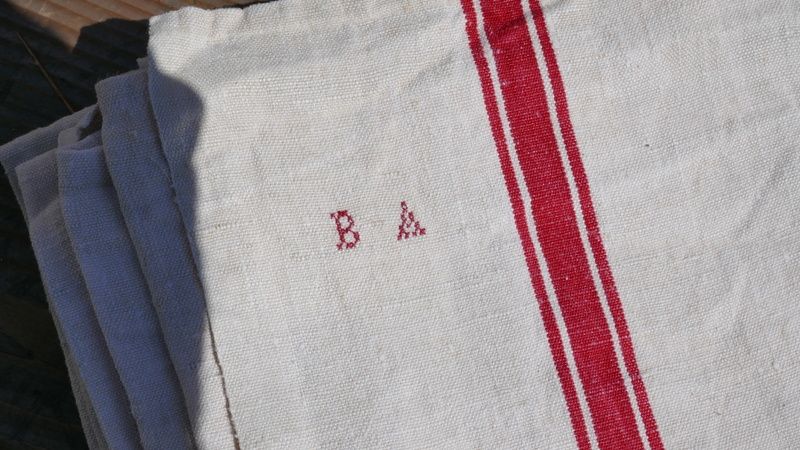 Lot of 5 old tea towels with 2 red linen and cotton beds