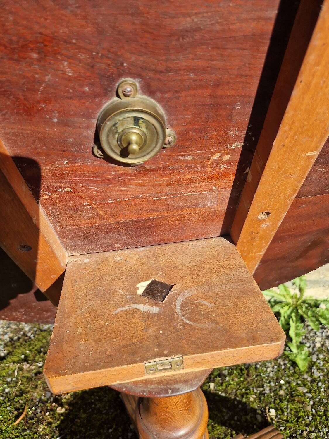 Antique mahogany and mahogany veneer pedestal table