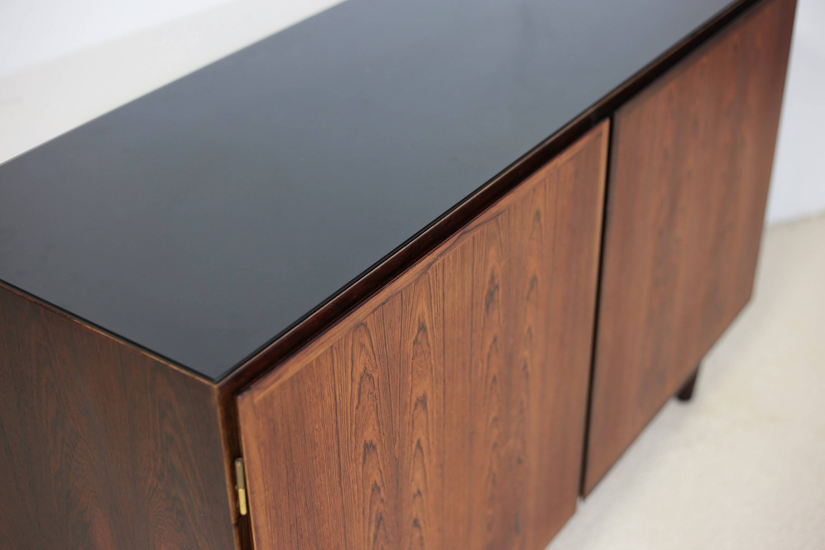 Omann Jun buffet in rosewood