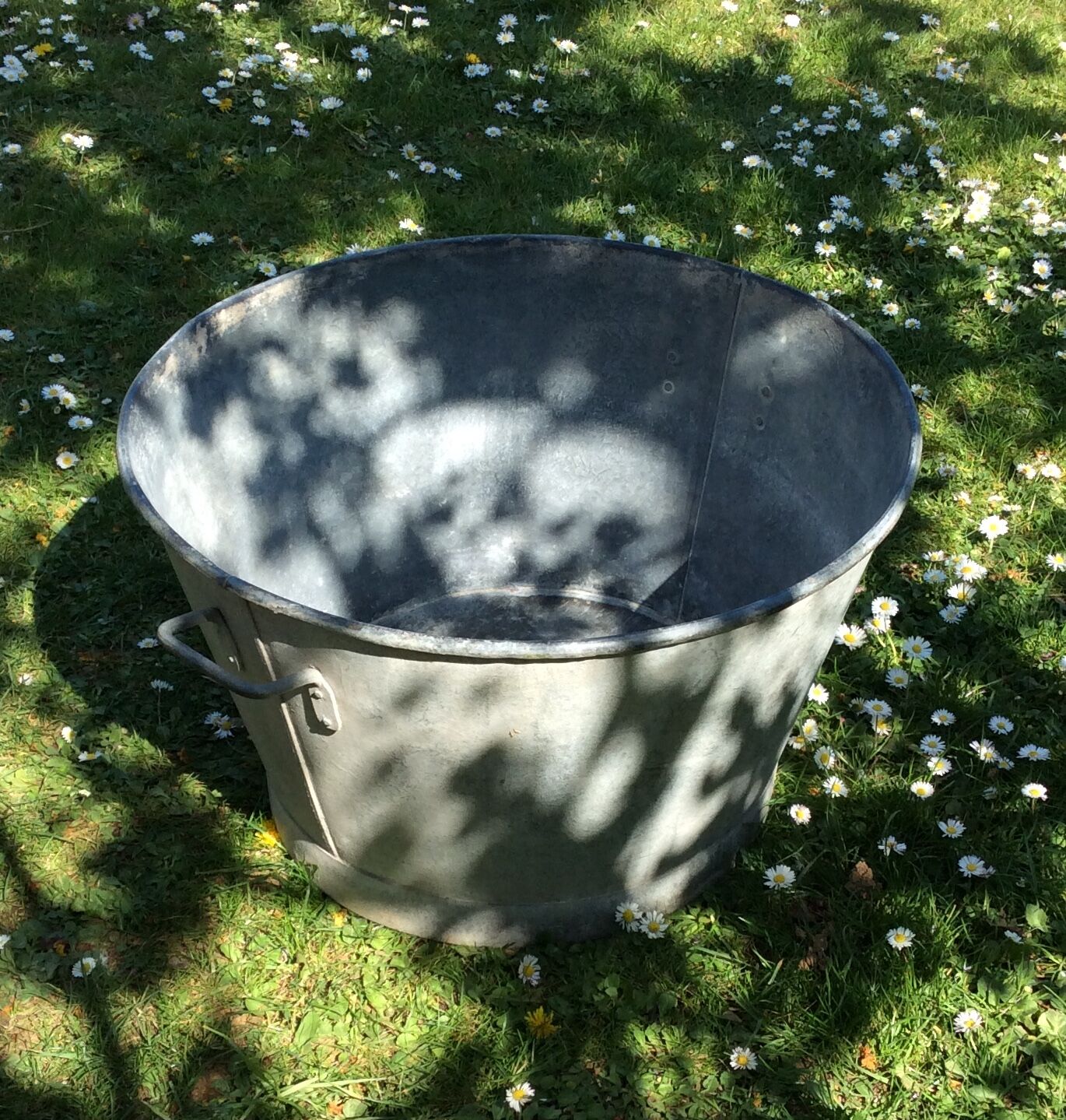 Round zinc basin with 2 handles
