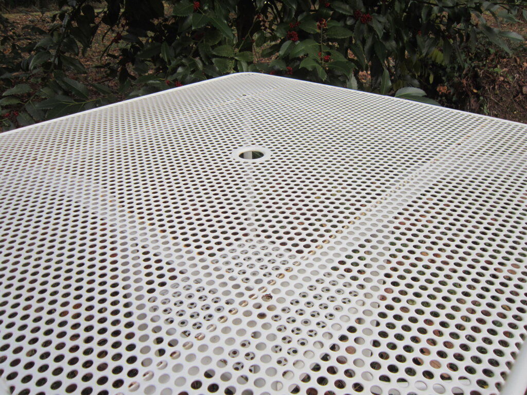 Table de jardin en métal perforé Emu