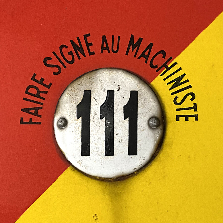 Enamelled plate of RATP bus stop