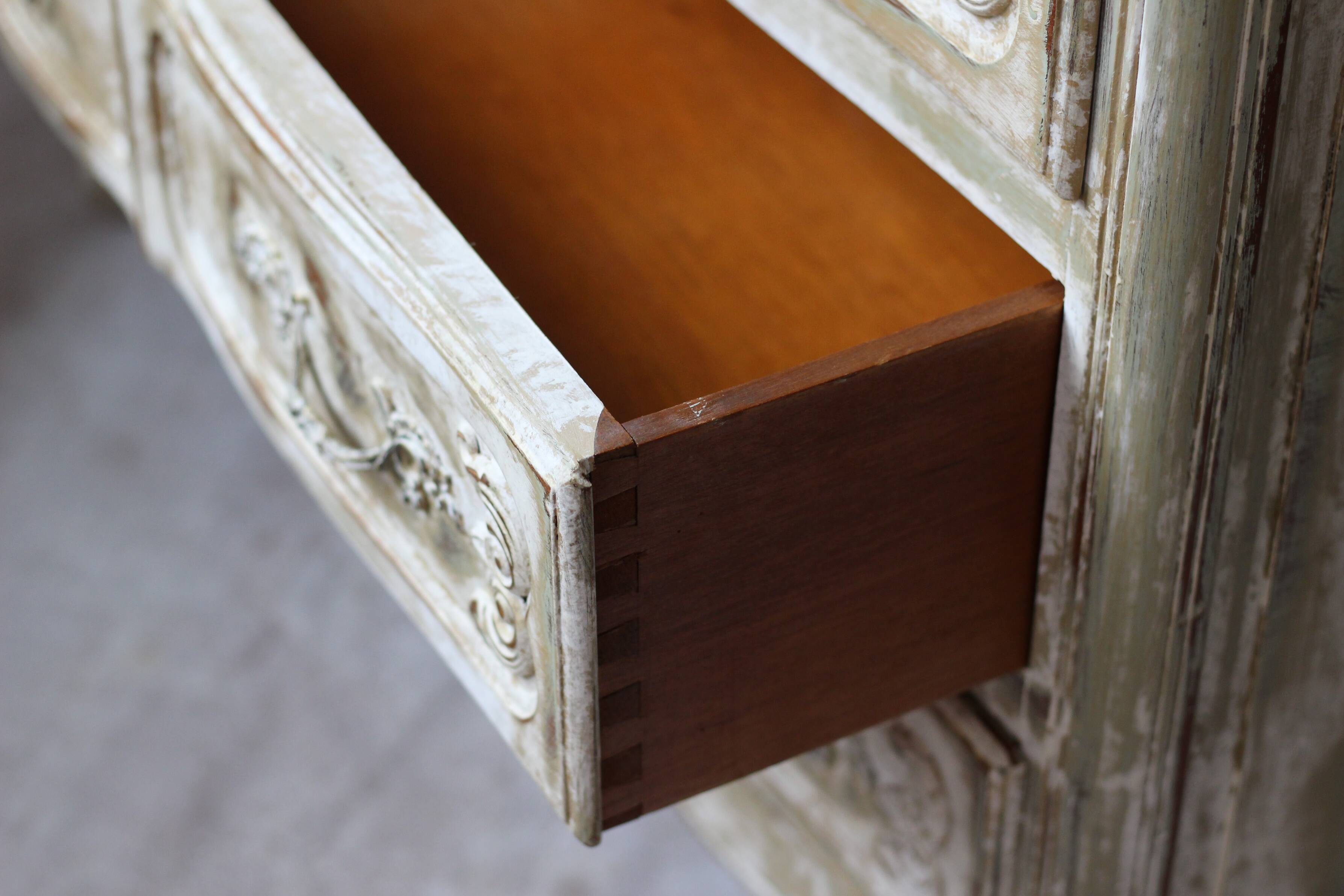 Commode arbalete ancienne patinée beige et blanc