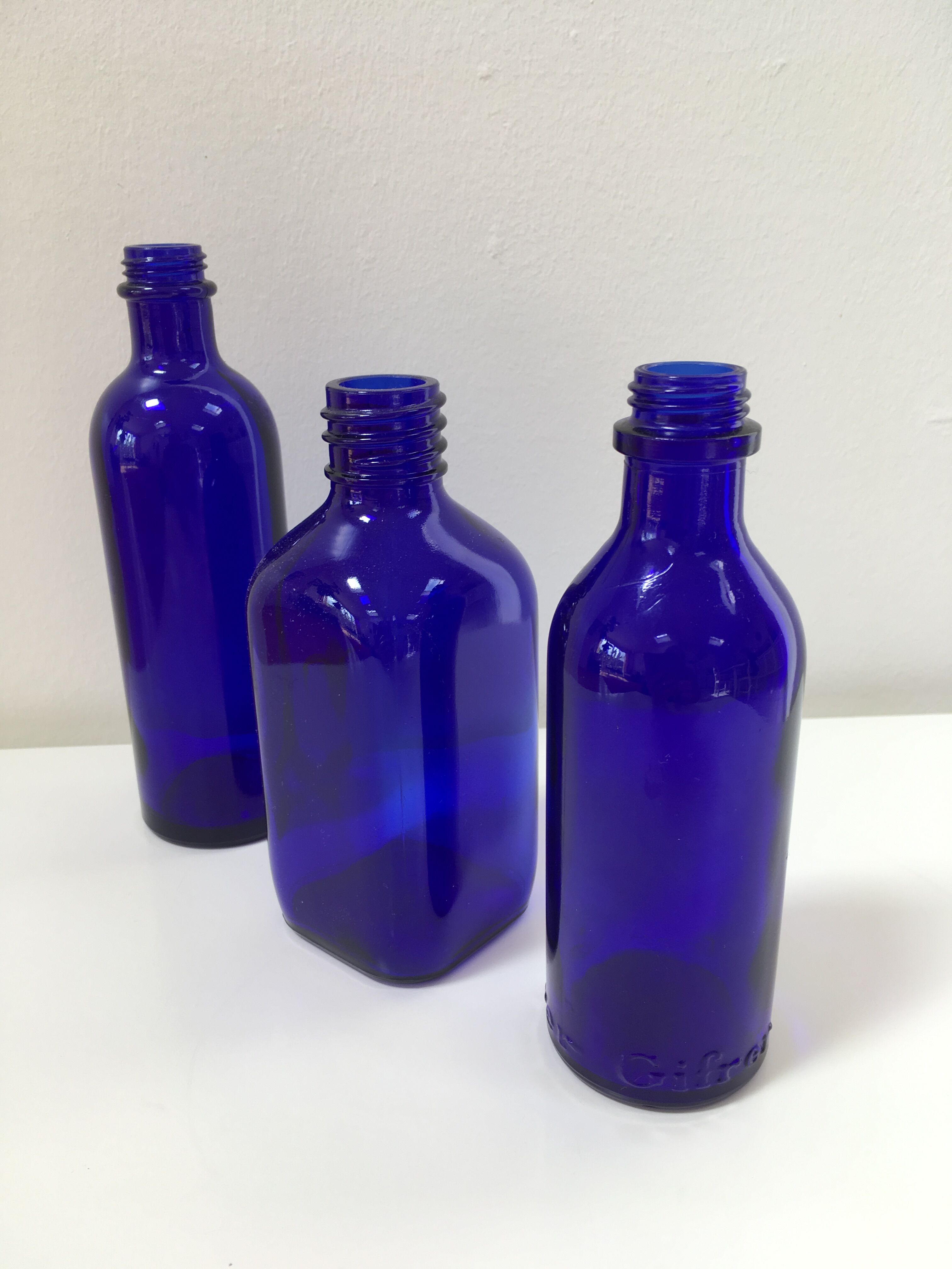 Trio de bouteilles bleues de pharmacie