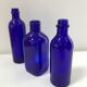 Trio de bouteilles bleues de pharmacie