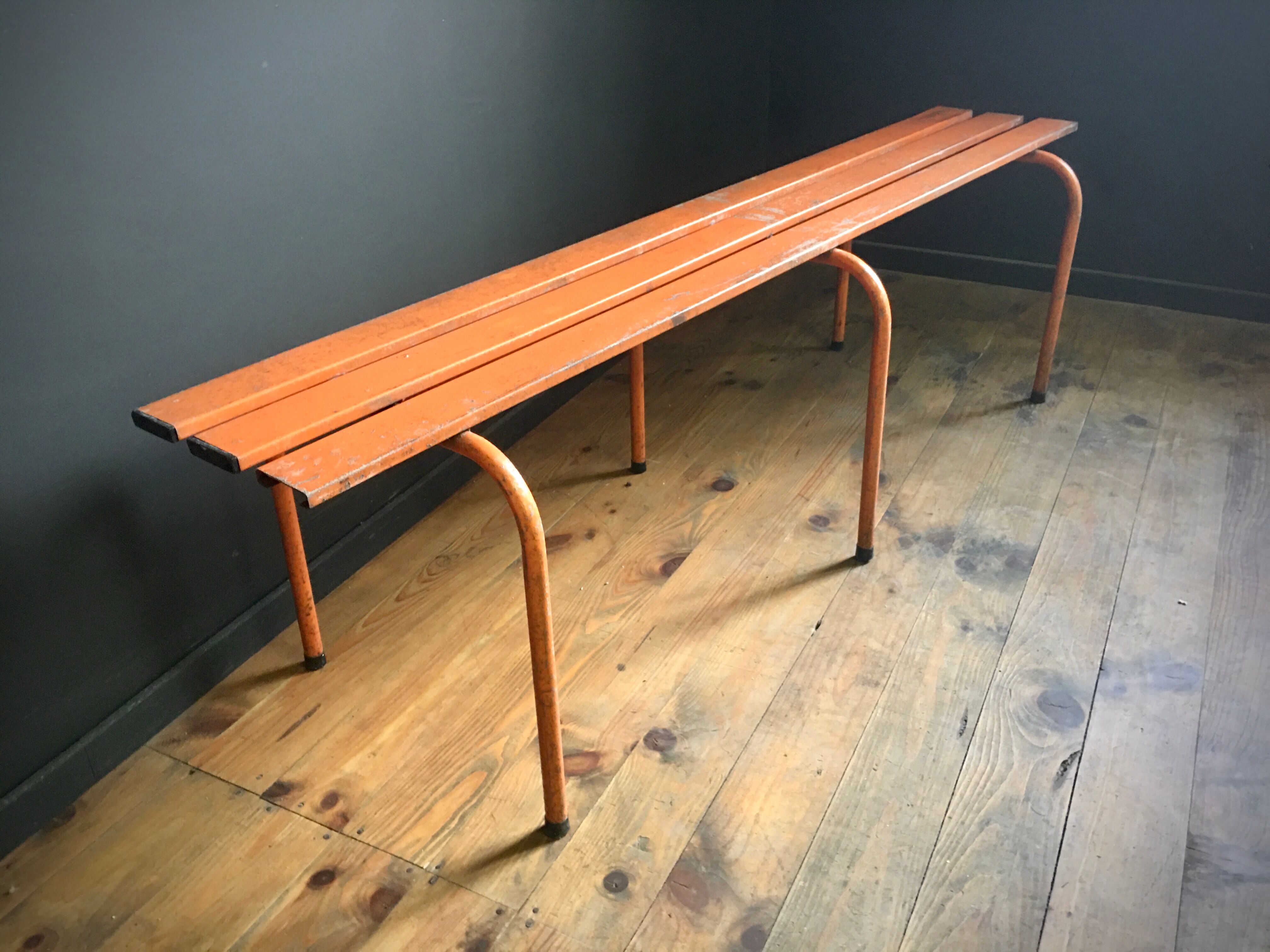 Ancien banc métallique orange