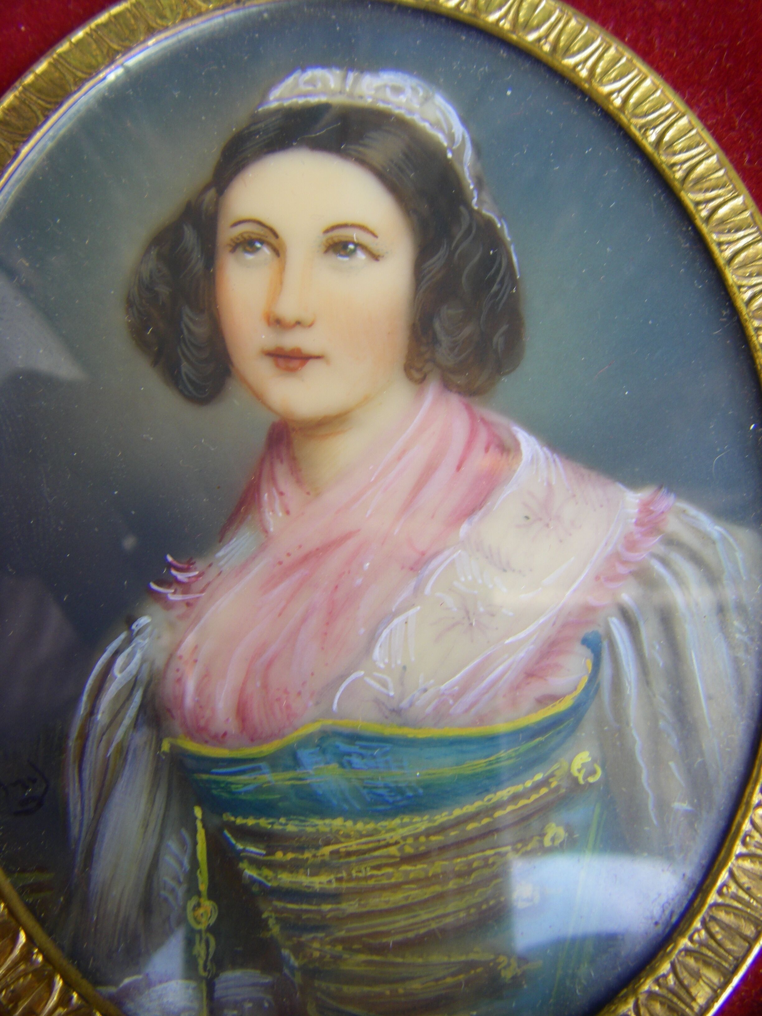 Portrait miniature medallion