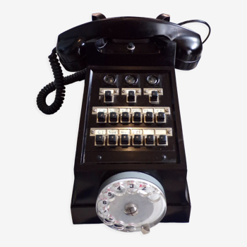 Téléphone vintage de standard en bakélite