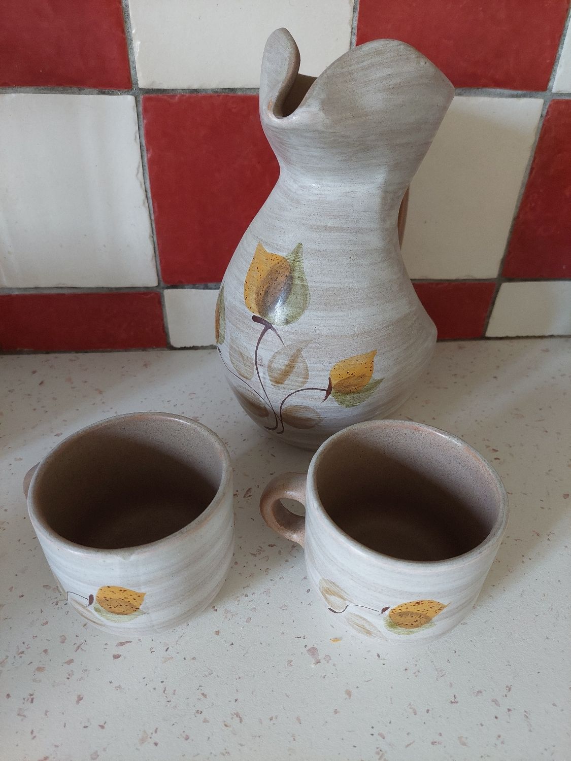 Cafetière et ses deux tasses