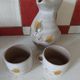 Cafetière et ses deux tasses