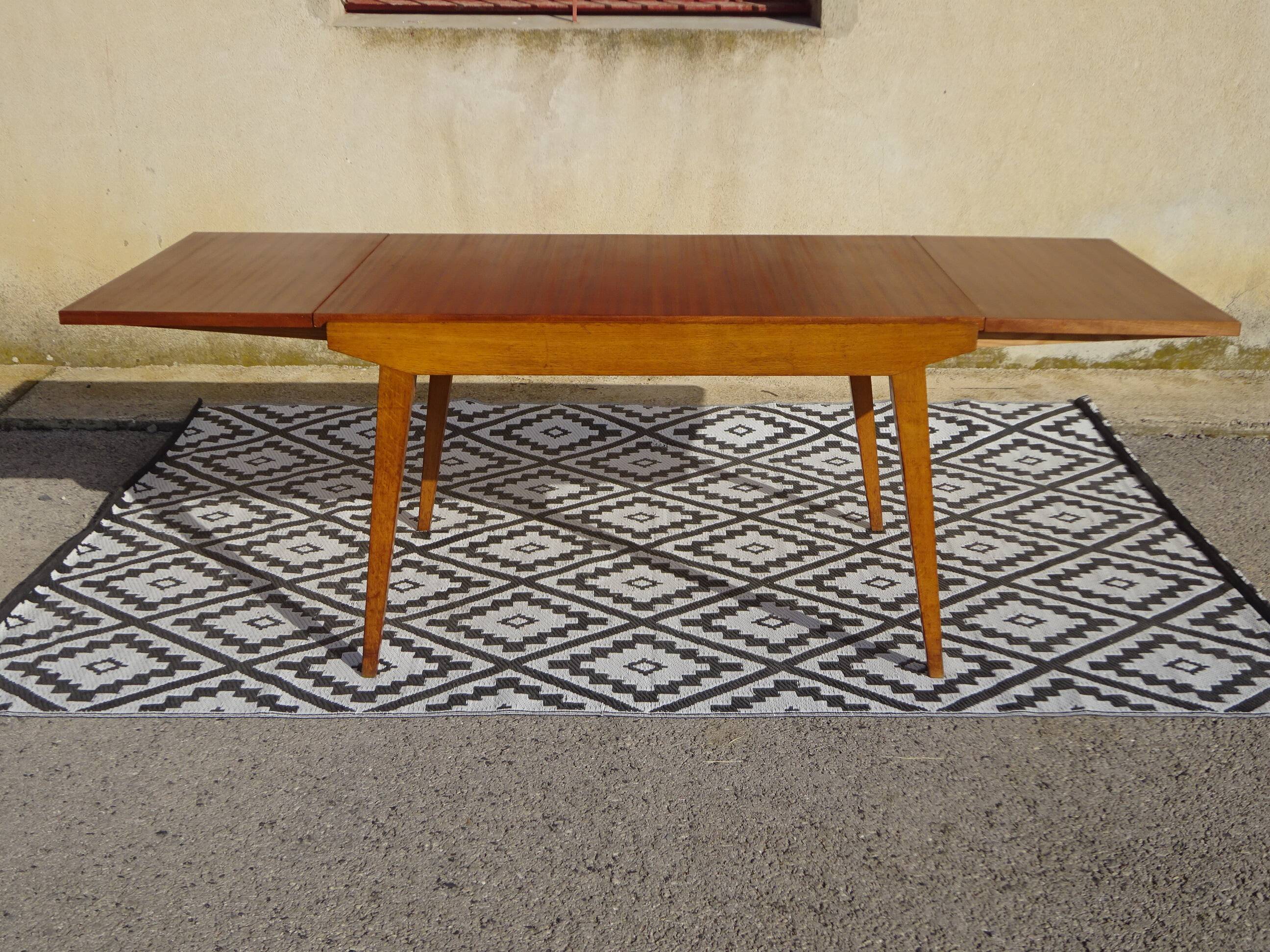 Extendable table, compass legs