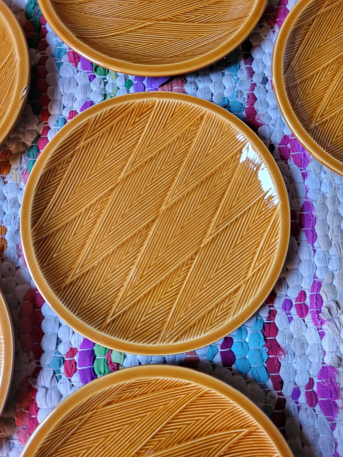 Lot n°2 of 6 Salins barbotine dessert plates