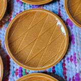 Lot n°2 of 6 Salins barbotine dessert plates