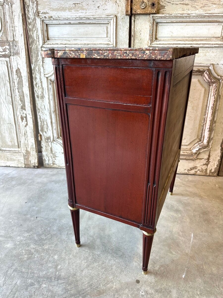 Petite commode de style Louis XVI 20e siècle