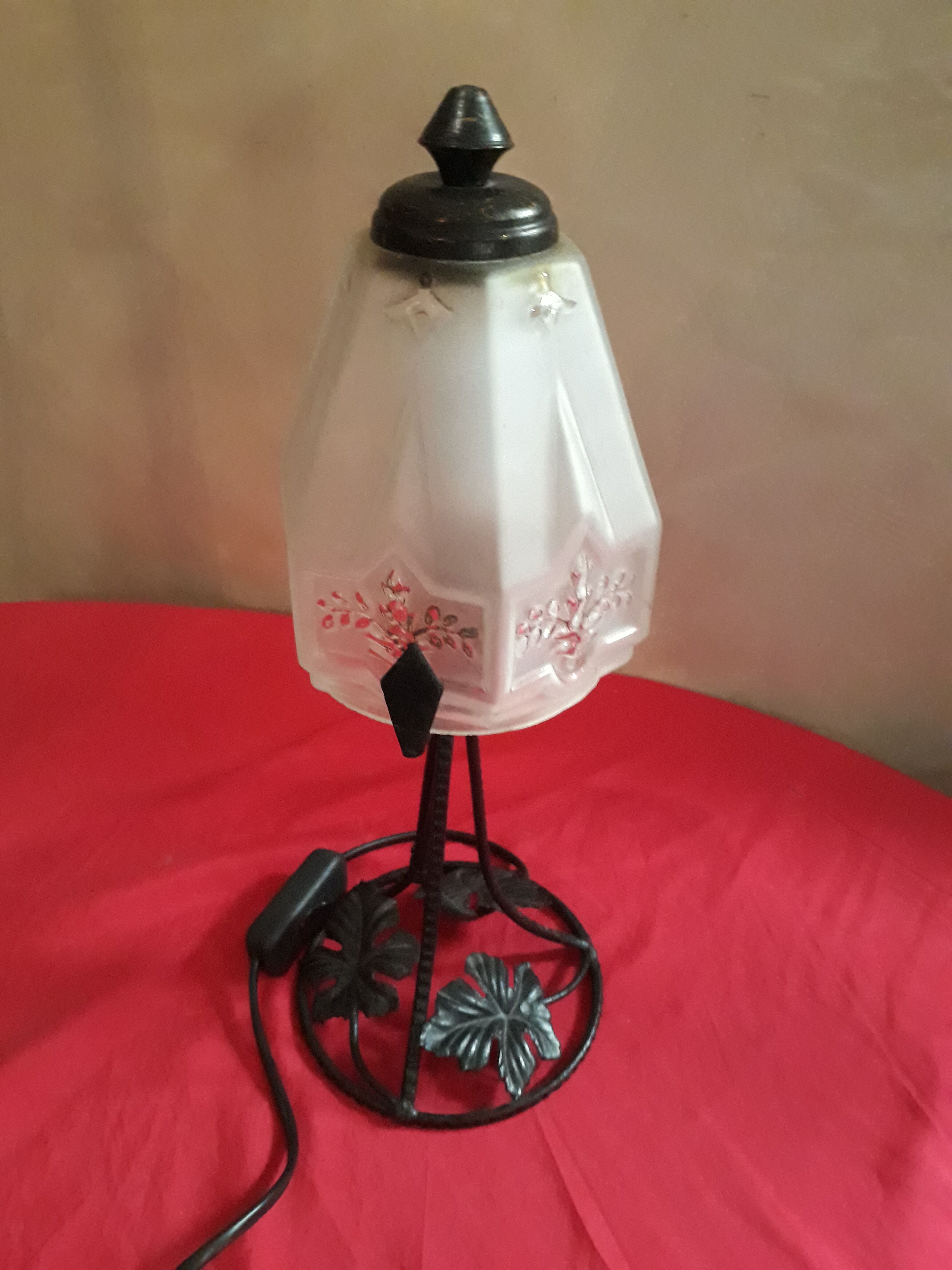 Wrought iron lamp and its opaque molded glass 1900 has 30 art deco electricity to the standard