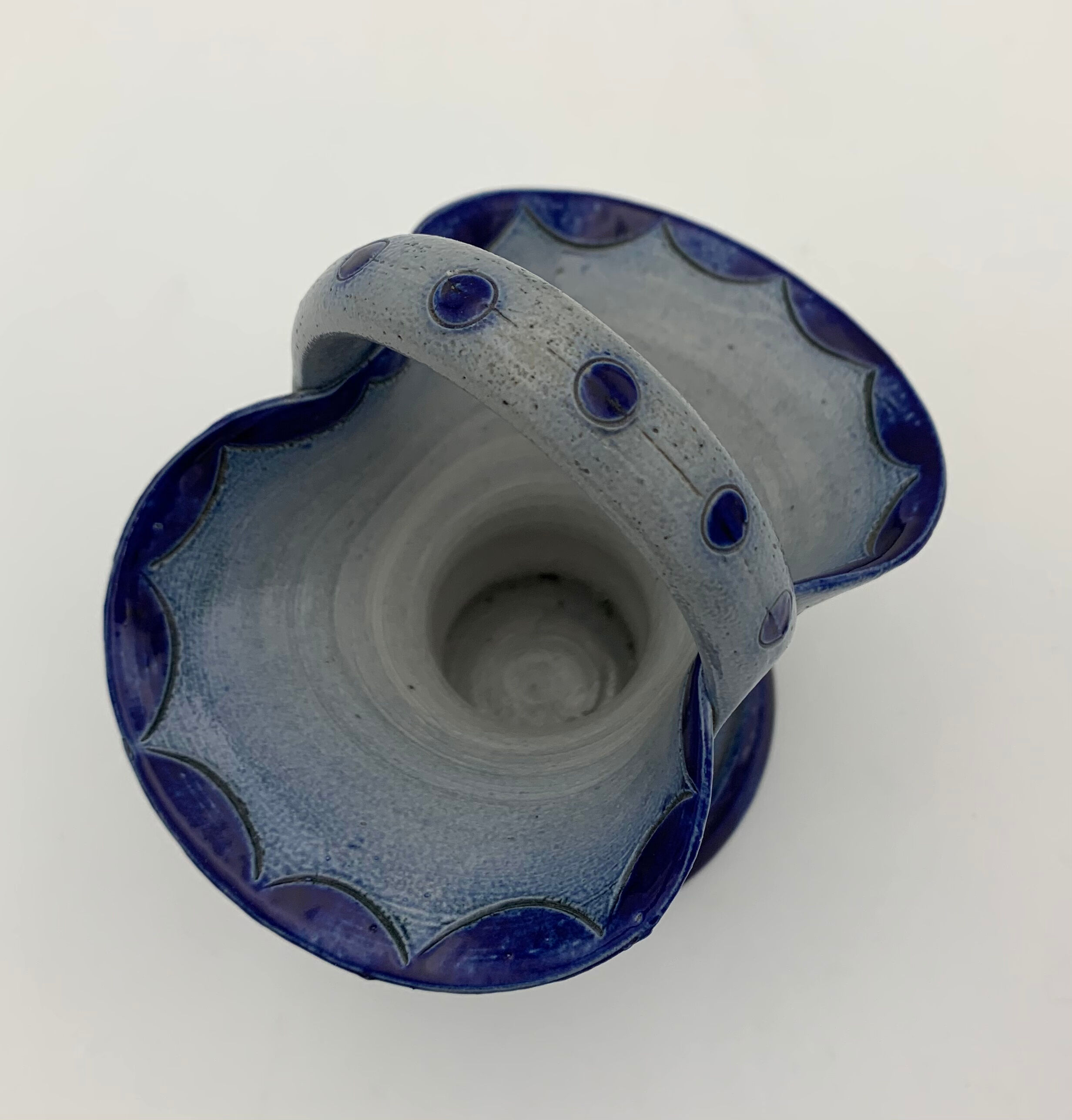 Vintage basket in traditional Alsace stoneware, cobalt blue flower patterns - 1970s.