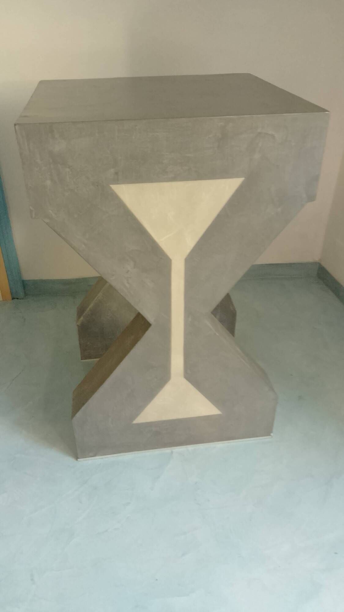 Pedestal / High side table in polished concrete – Unique artisan piece.