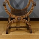 Fauteuil Dagobert en Noyer, style Médiéval – Fin XIXe
