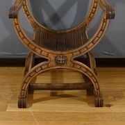 Fauteuil Dagobert en Noyer, style Médiéval – Fin XIXe