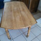 Vintage round table with folding edges