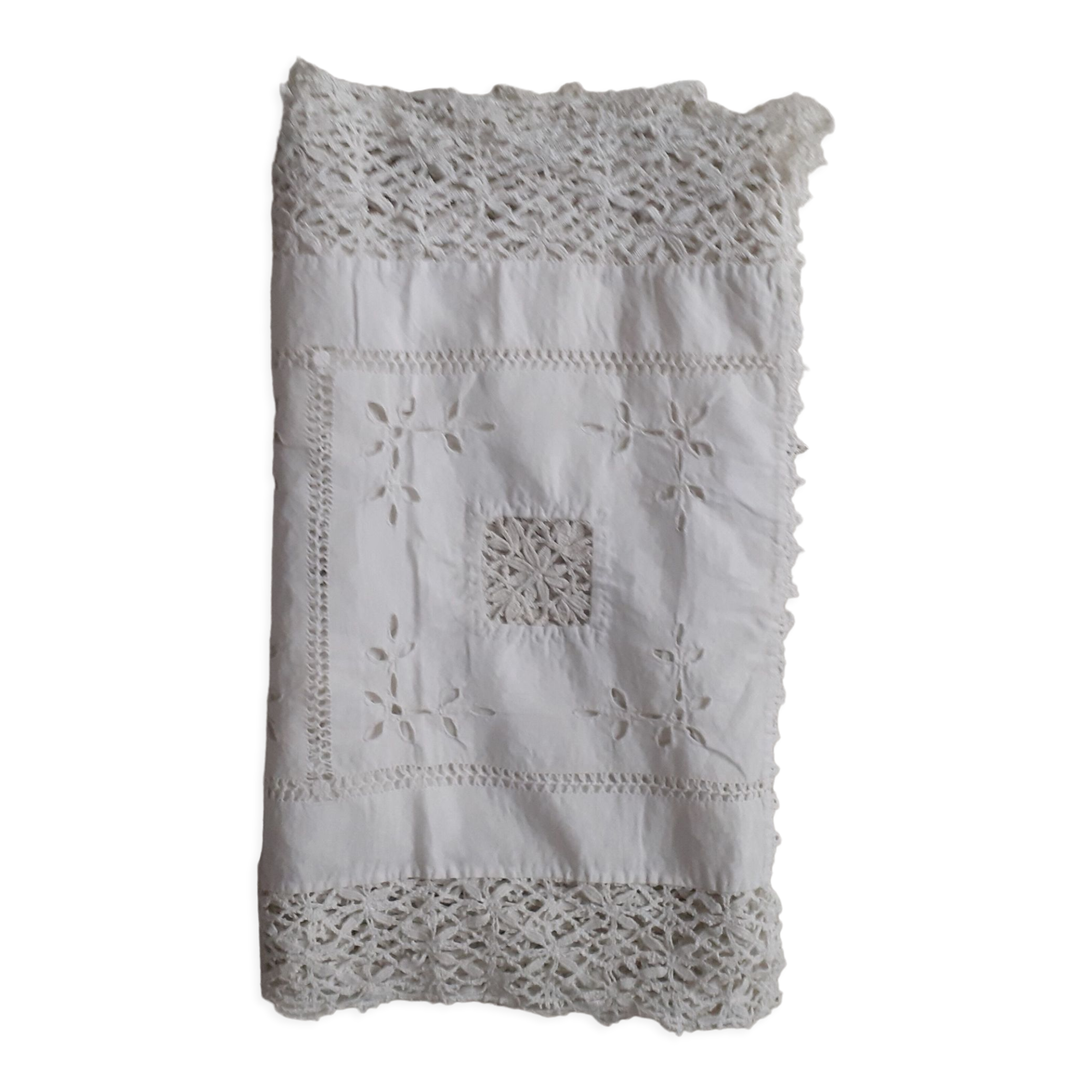 Table runner, crocheted lace and cotton.  R2