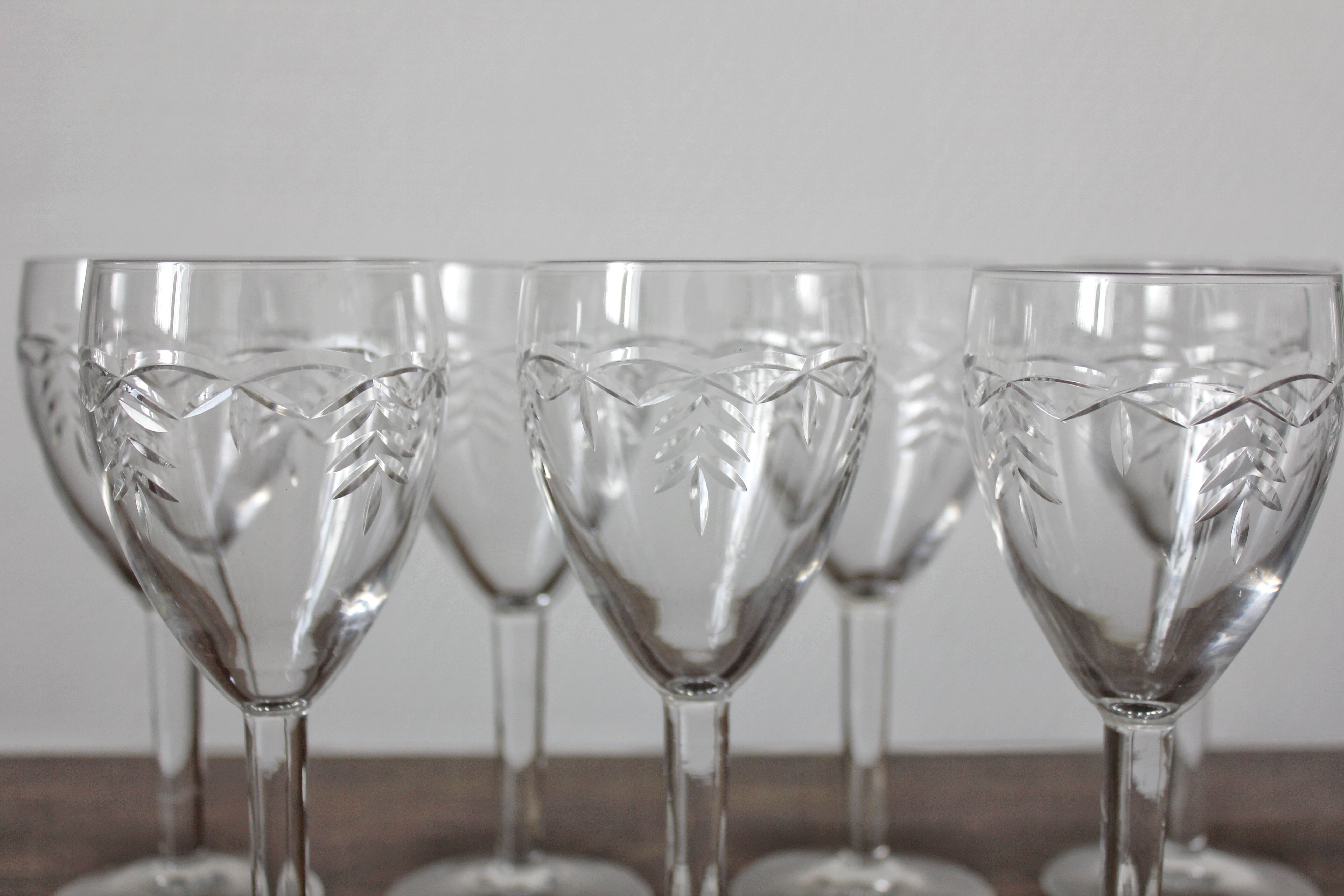 7 white wine glasses in crystal engraved with a vintage frieze