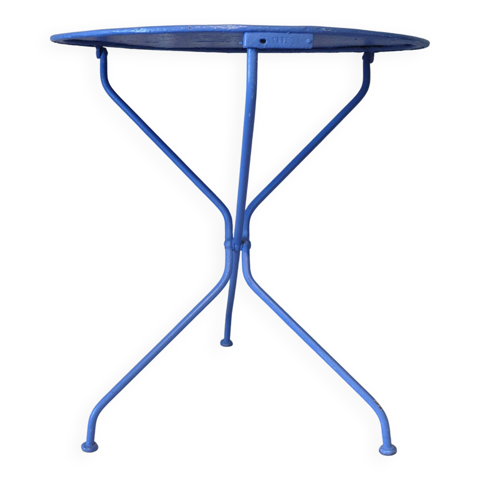 round outdoor table in ultramarine metal