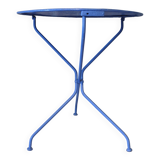 round outdoor table in ultramarine metal