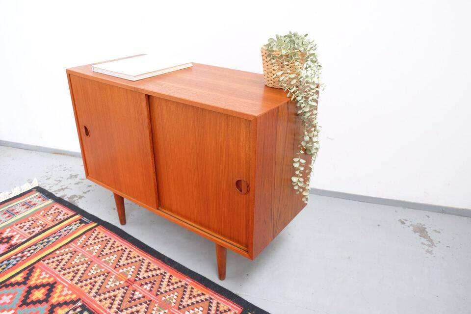 Vintage Danish teak chest of drawers from the 60s/70s, Danish retro style.