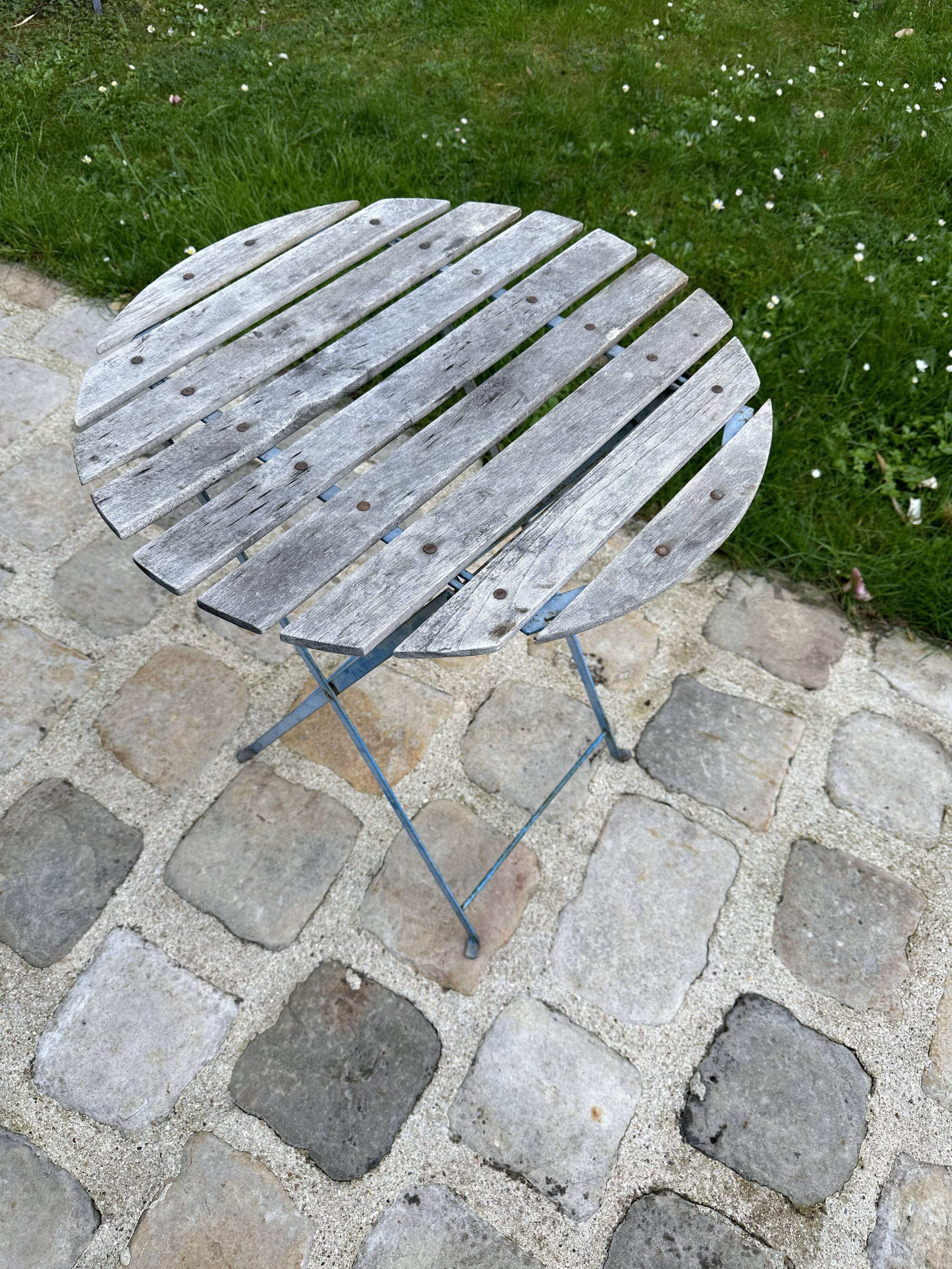 Round folding garden table