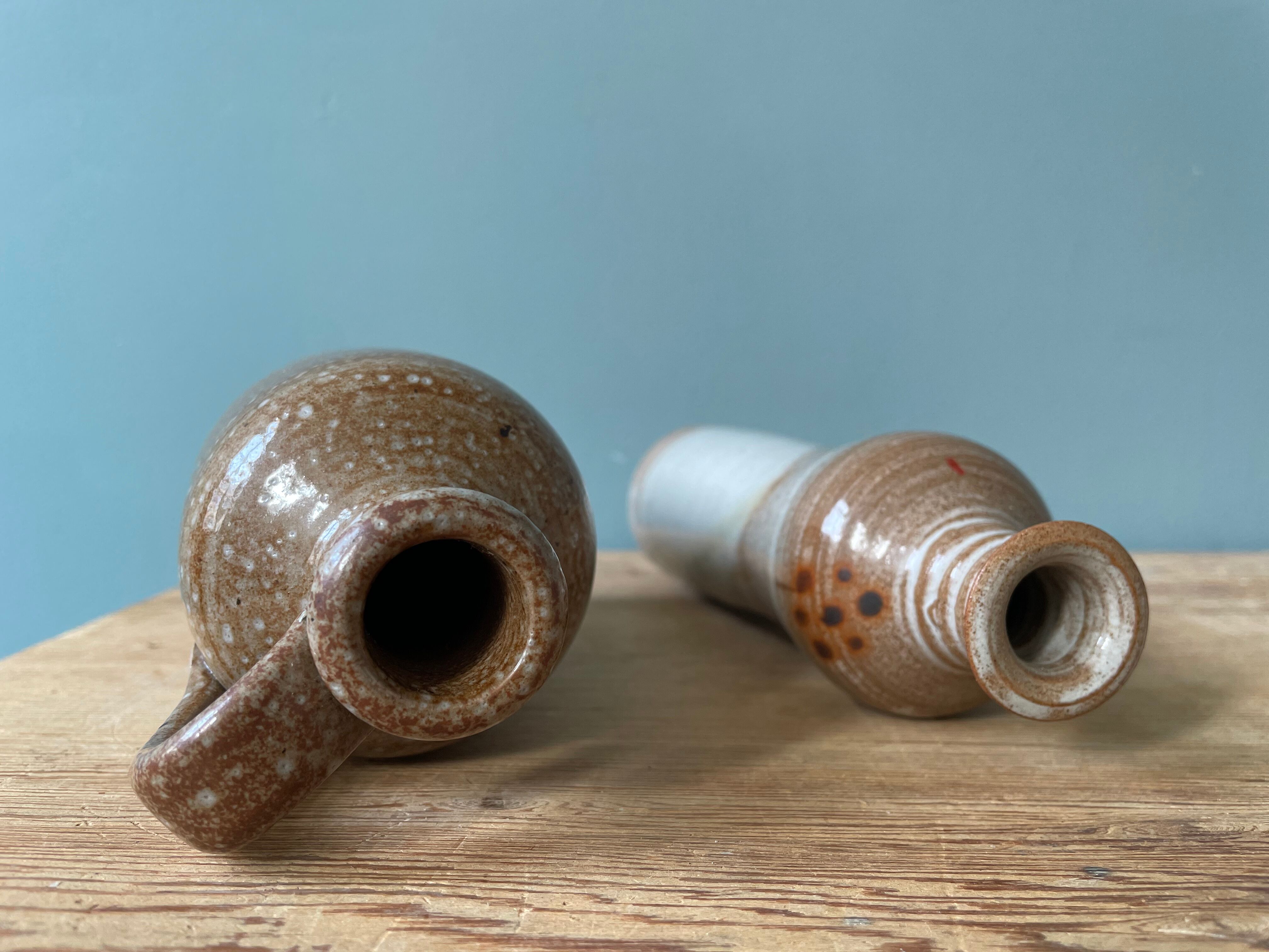 Lot d’un vase et d’un pichet vintage en grès vernissé