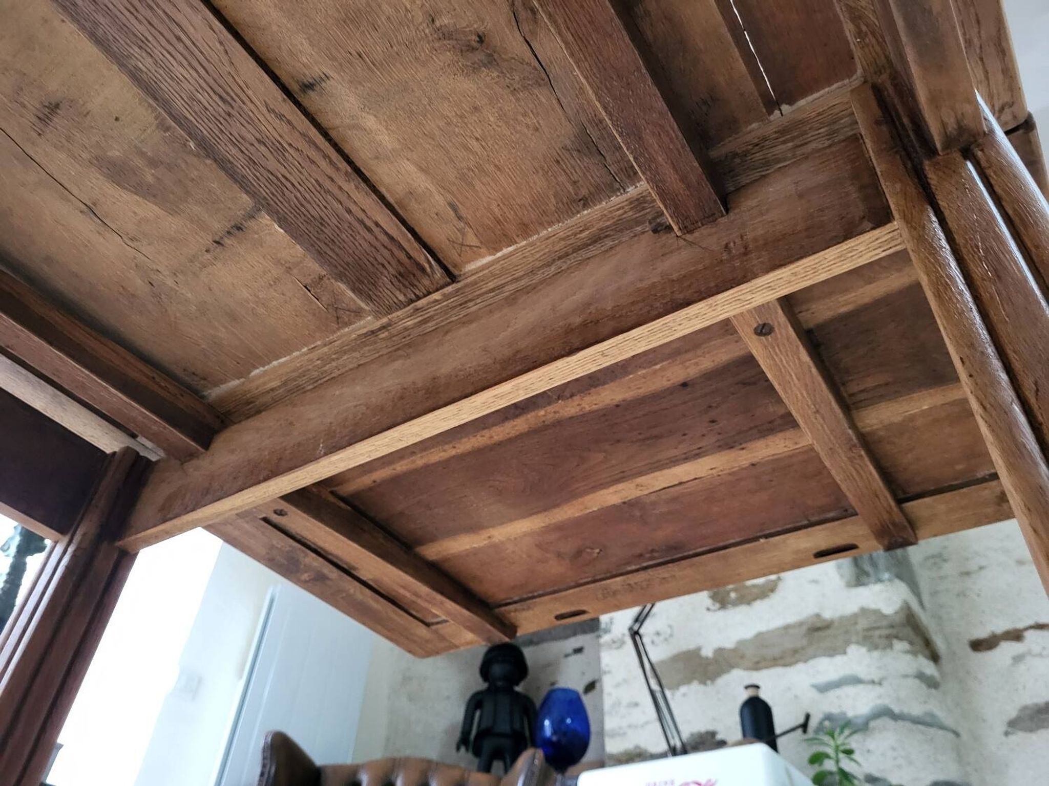 Extendable oak table