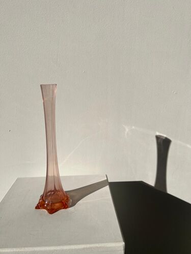 Vase soliflore en verre soufflé rose vintage