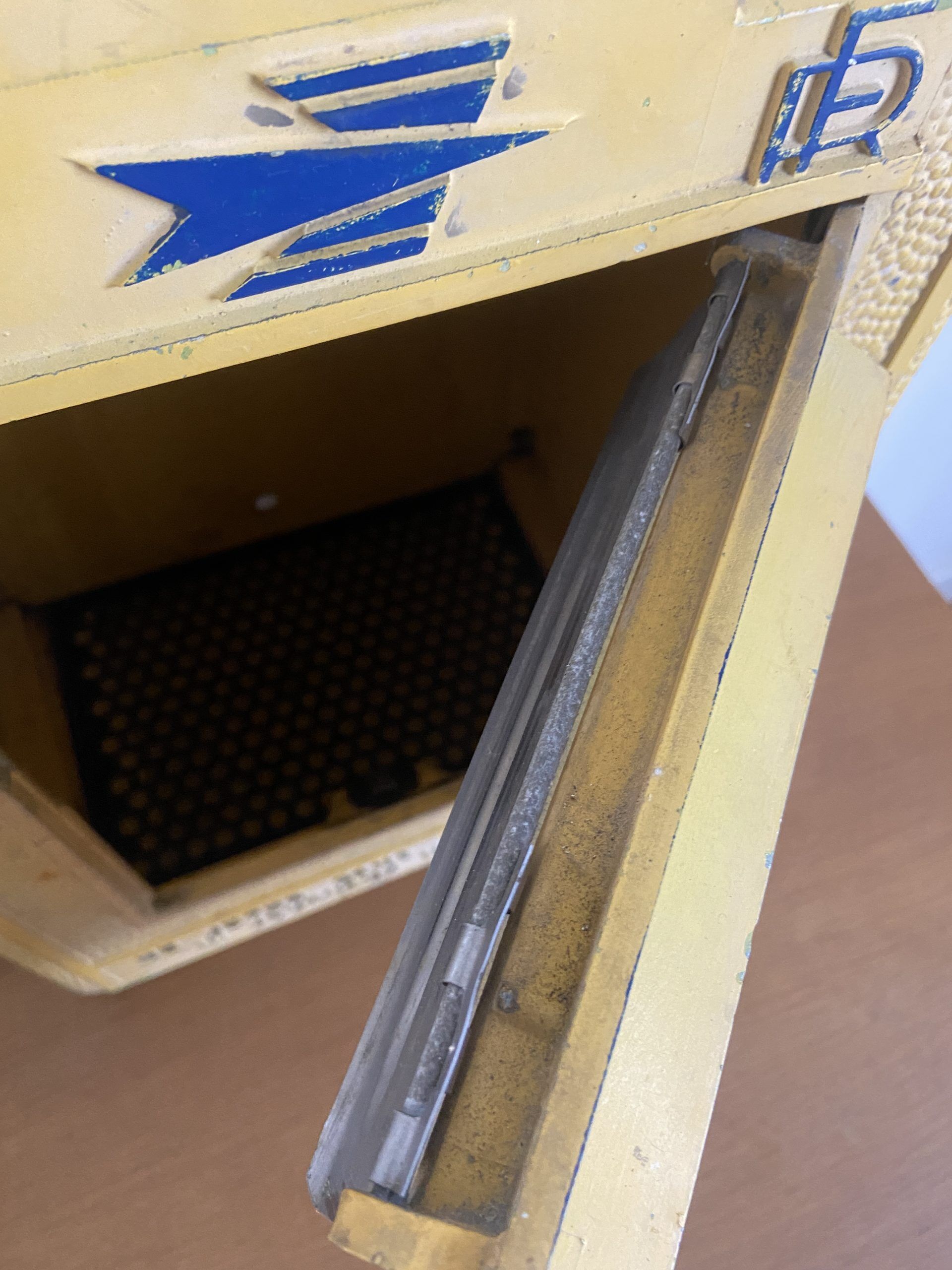 MAILBOX LA POSTE JAUNE 1967