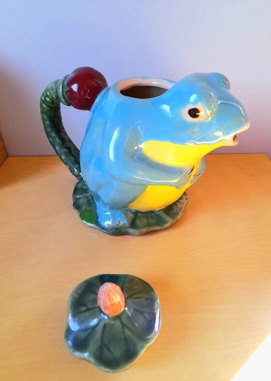 Athezza frog teapot in earthenware