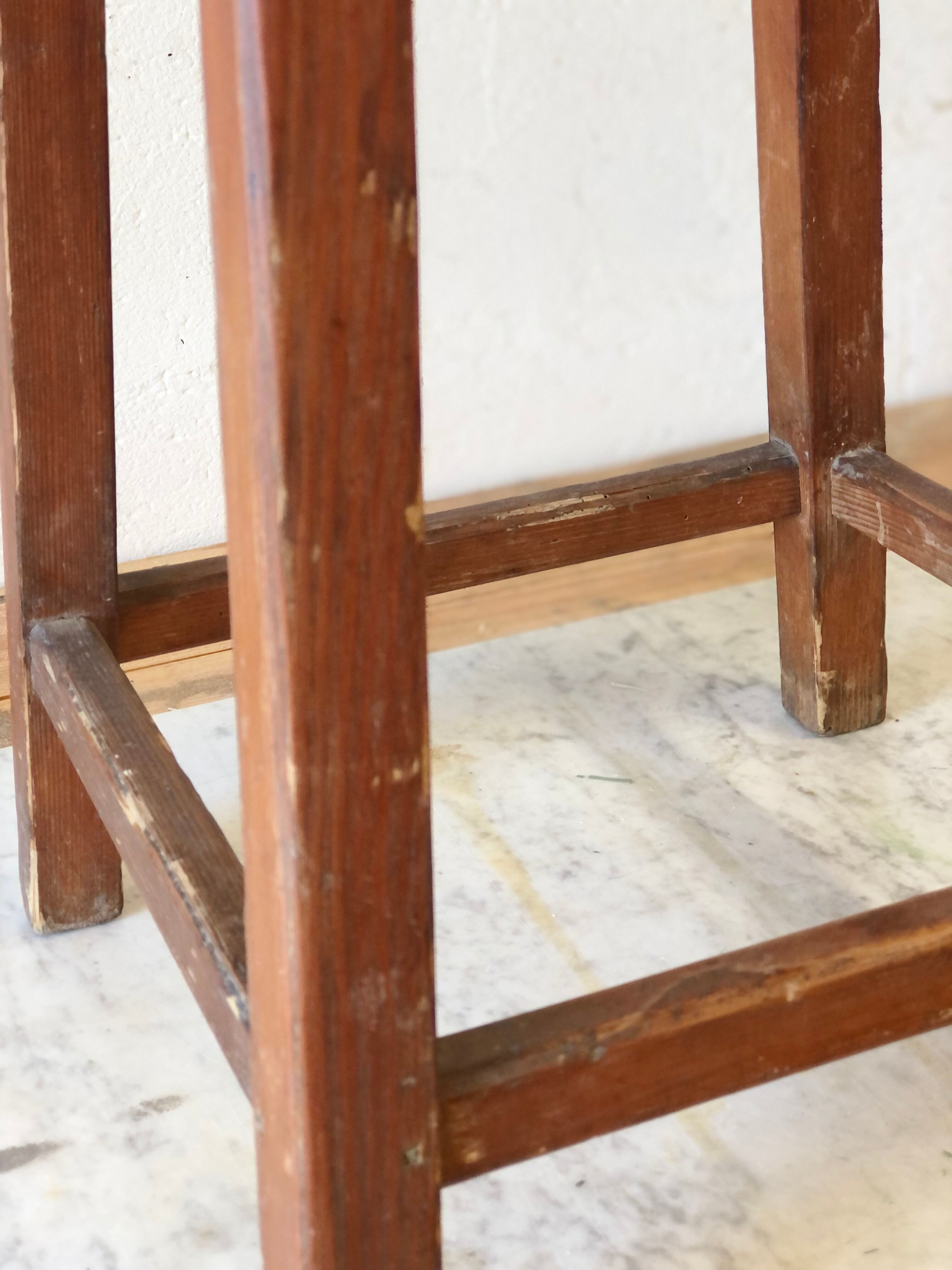 Mid-high country stool
