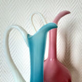 Paire d'aiguières en opaline rose et bleu