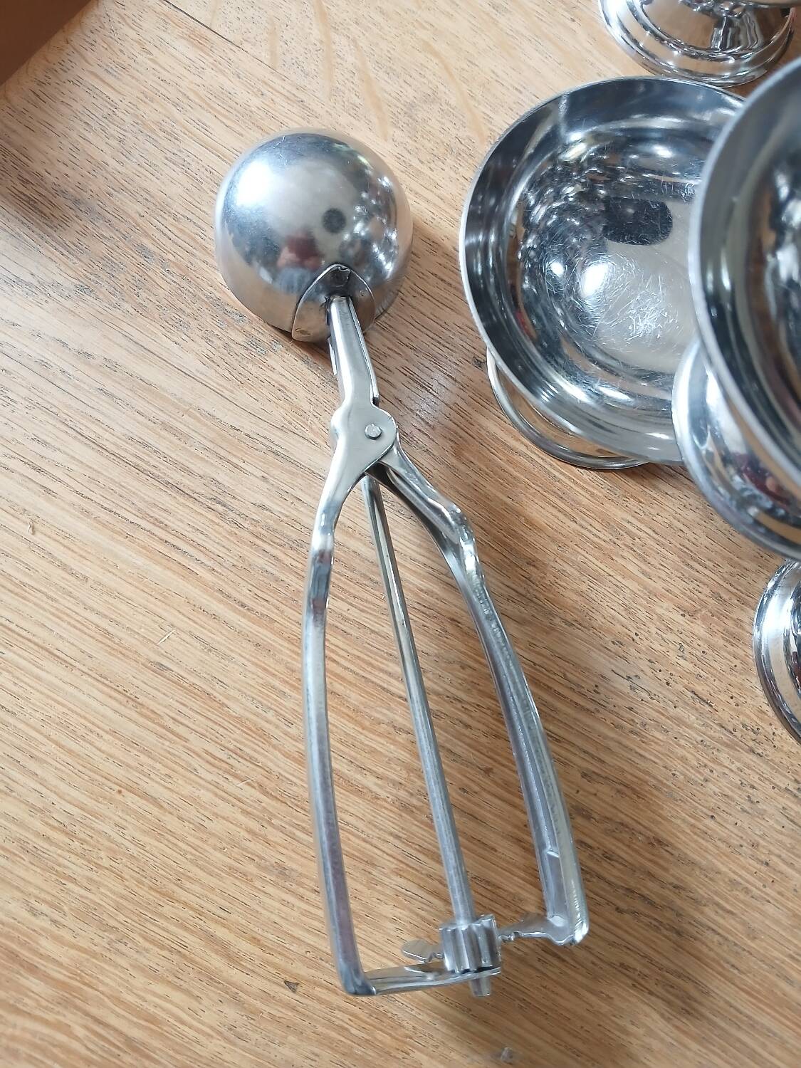 13 stainless steel ice cream cups + serving trolley